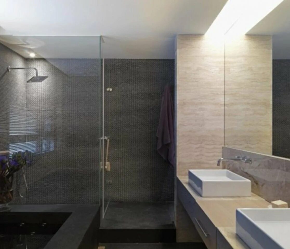 Ремонт душа ванны. Ванная с душевой на всю стену. Дизайн современных ванных комнат с душевой кабиной. Интерьер ванной с душевой перегородкой и унитазом комнаты. Интерьер ванной комнаты с душевой кабиной и ванной в одном помещении.