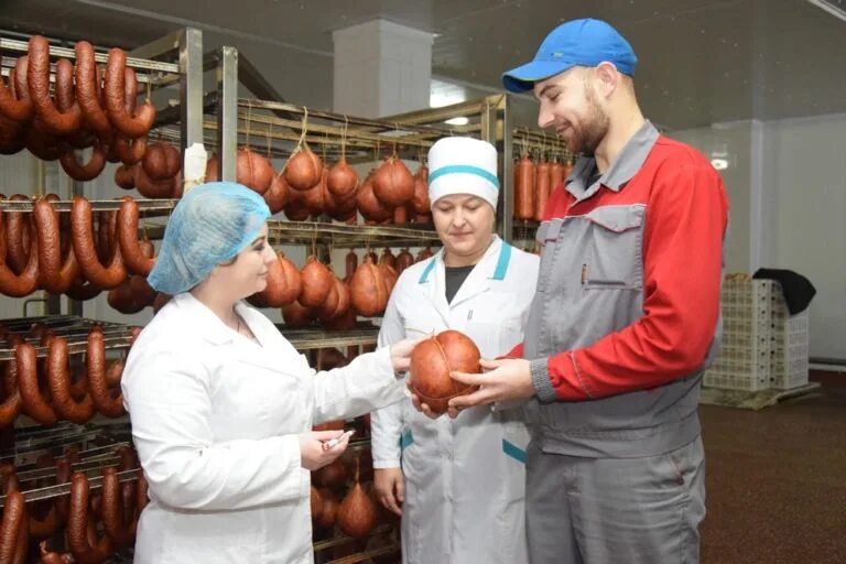 Технолог мясного производства. Технолог мясокомбината. Технолог мясокомбината. Технолог мясокомбината. Цех мясных полуфабрикатов.