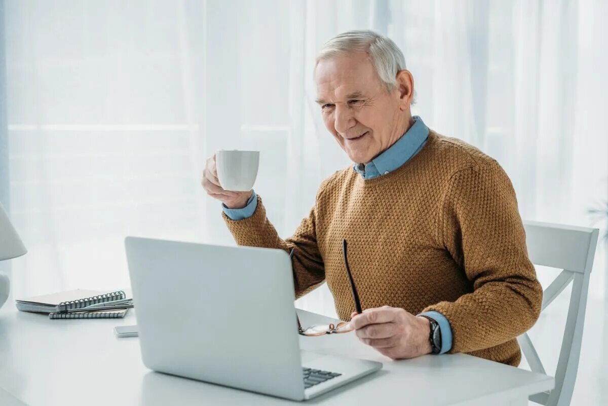 Пенсионеры с ноутбуком. Пожилой мужчина за компьютером. Пожилой бизнесмен. Старик с ноутбуком.