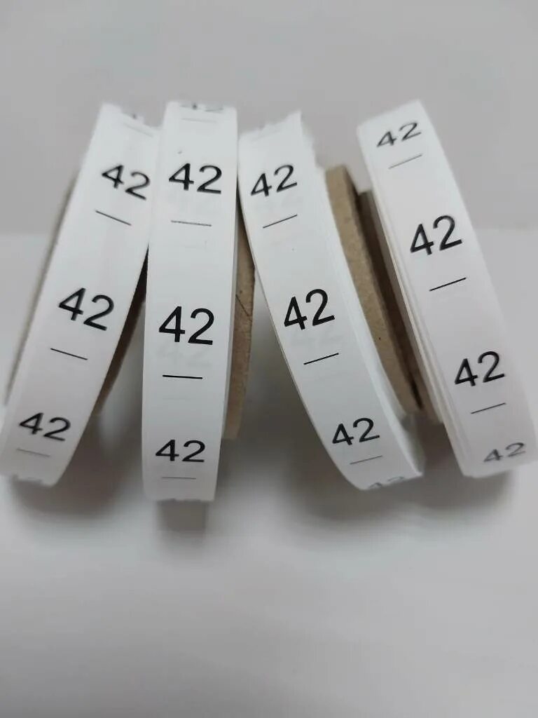 Размерники пластиковые на вешалки. Размерники для одежды. Бирки размерники. Вшивные размерники для одежды. Размерники для одежды.