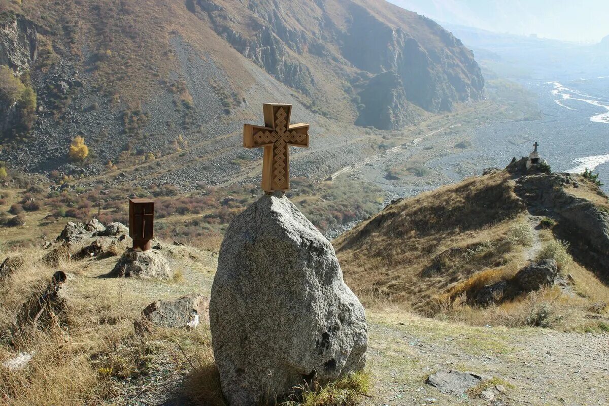 Грузия начинается. Крест на крестовом перевале Грузия. Грузия крест на горе Рустави. Крестовый Гудаурский перевал. Каменный крест на военно грузинской дороге.