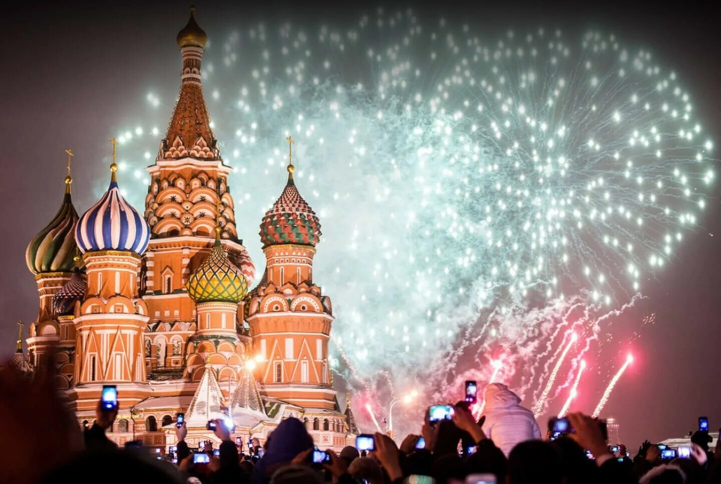 3 июня 2015 г. Красная площадь Москва сейчас 2022. Праздничная Москва. Салют в Москве. Красная площадь праздник.