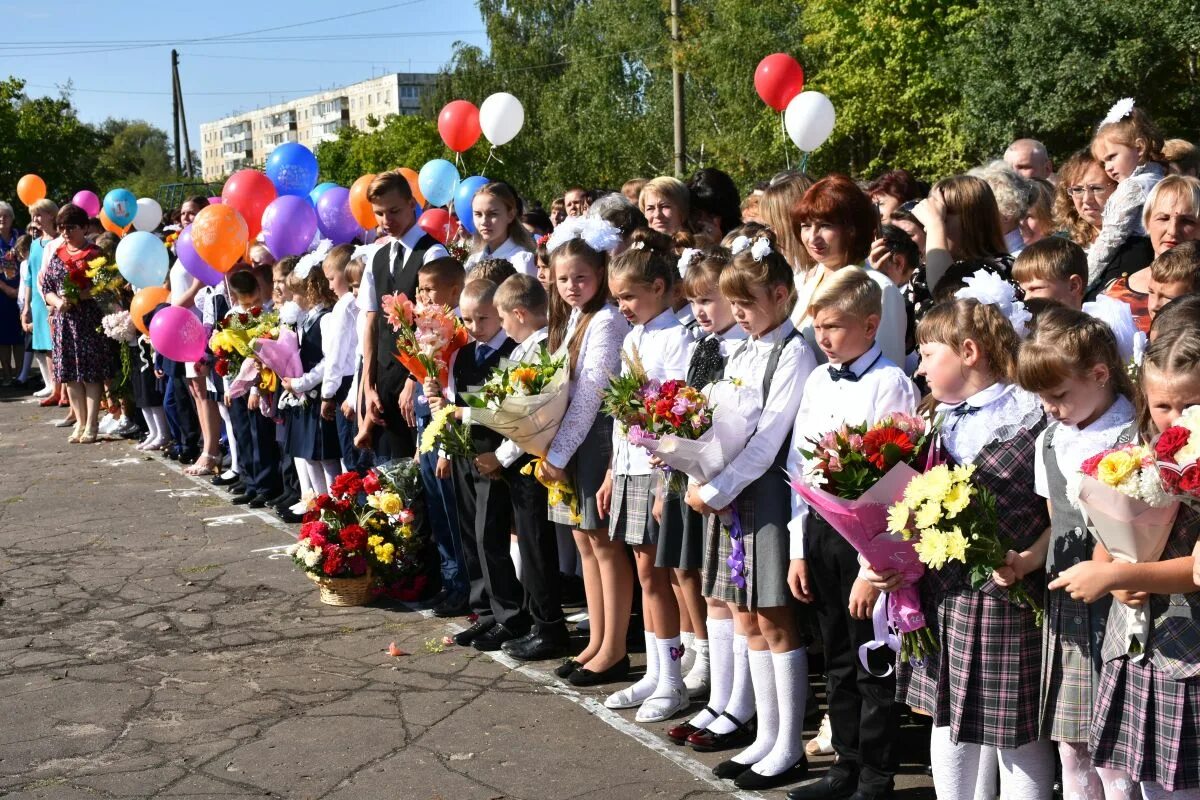Залегощенская школа 2. Пгт залегощь школа. Школа залегощь. Линейка 1 сентября. Залегощь школа.