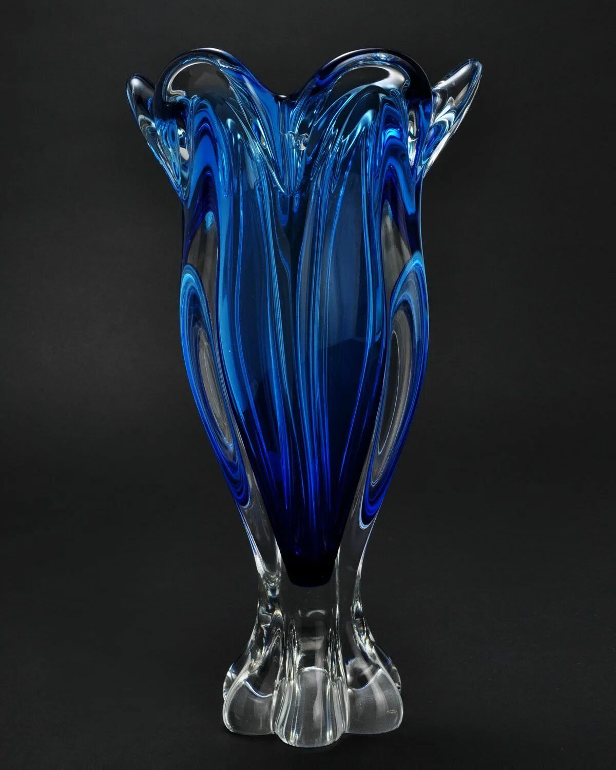 Ваза для цветов цветное стекло. Ваза кобальт Богемия. Ваза Blue Glass Vase. Ваза гутное стекло Богемия. Ваза Богемия кобальтовое стекло.