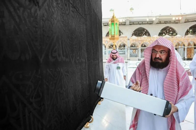 Имам мечети в мекке. Имам мечети аль харам шейх талиб. Имам заповедной мечети. Имам мечети в мекке. Имам мечети аль харам в мекке.