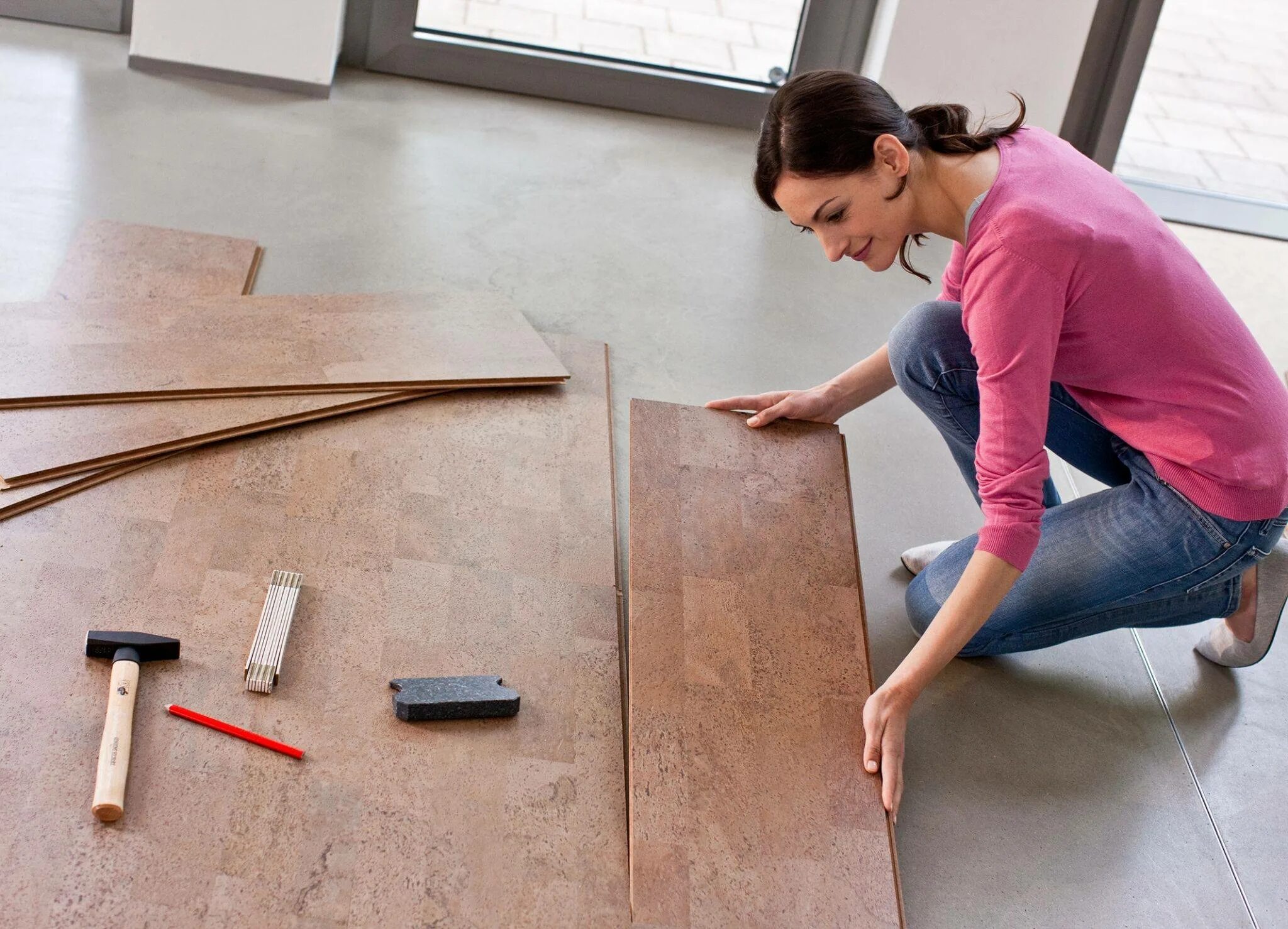 Ламинат laminate flooring. Укладка ламината. Укладка паркетной доски. Пол кварц винил. Пробковый пол.