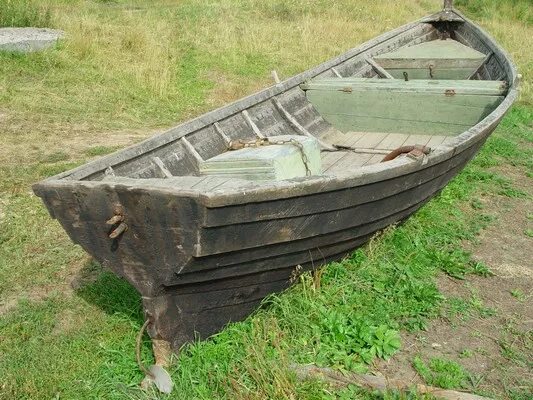 Лодка поморов 3 буквы. Поморская лодка карбас. Беломорский карбас. Карбас Поморский карбас. Карбас судно Рыбацкое.