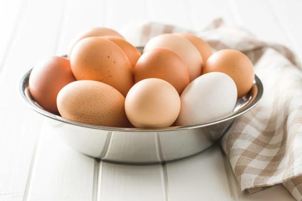 Можно ли куриные яйца. Яйцо куриное. Сырое яйцо. Яйцо обработанное. Сырое куриное яйцо.