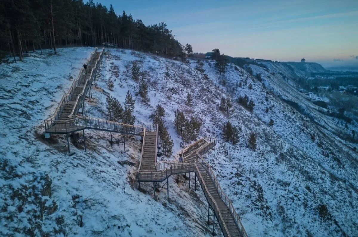 Красноярская лестница. Самая длинная лестница в красноярске торгашинский хребет. Торгашинский хребет лестница. Лестница на торгашинский хребет красноярск. Торгашинский хребет красноярск смотровая площадка.