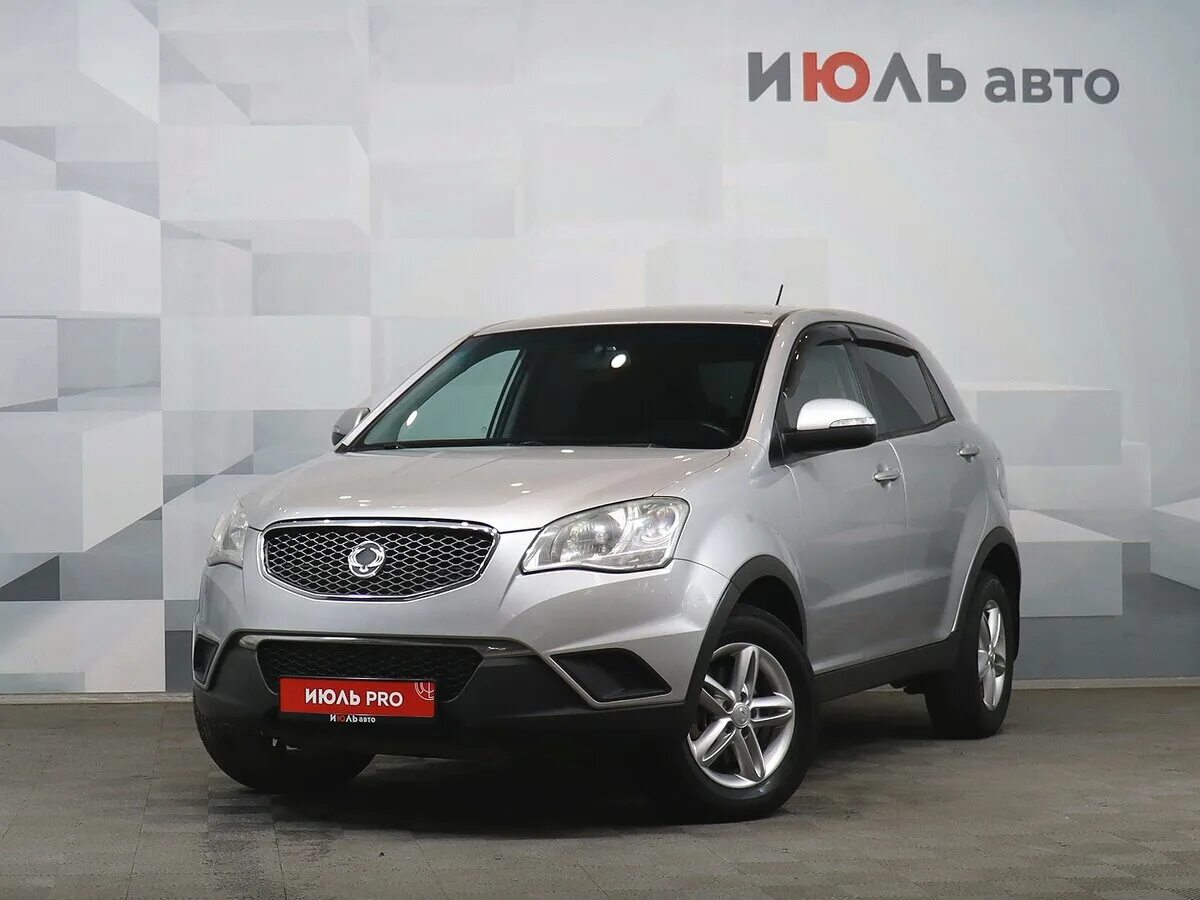 Саньенг екатеринбург. Автомобиль SSANGYONG Actyon 2012 года золотой цвет. Машины за 900 тысяч. SSANGYONG Actyon джип задом сторона. Домкрат для Санг ёнг Актион g20d.