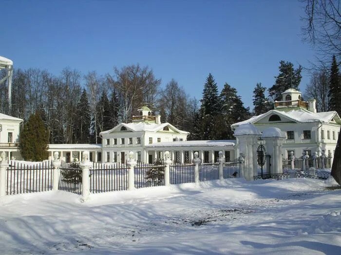 Кск середниково. Национальный Лермонтовский центр в усадьбе Середниково. Лермонтовский центр в Середниково. Усадьба Середниково в Подмосковье. Лермонтовский центр внутри Середниково.