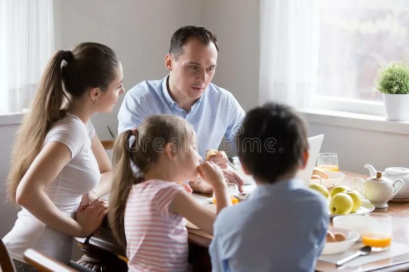 Ребенок наблюдает за родителями. Родители наблюдают.