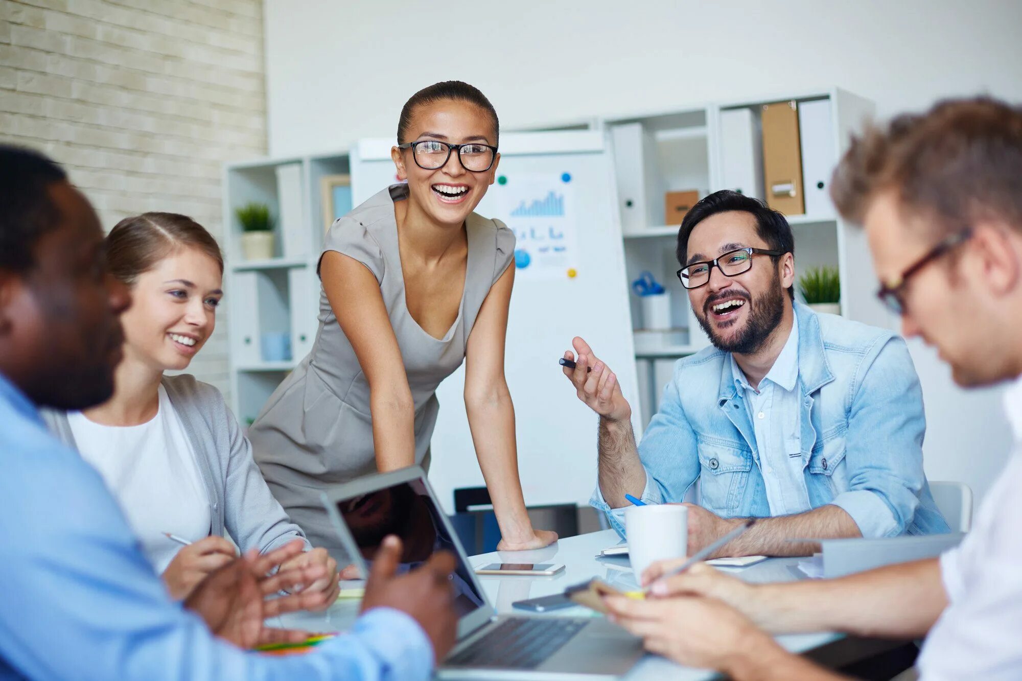 Student working day. Люди в офисе. Улыбающиеся люди в офисе. Коллеги в офисе. Счастливый сотрудник.