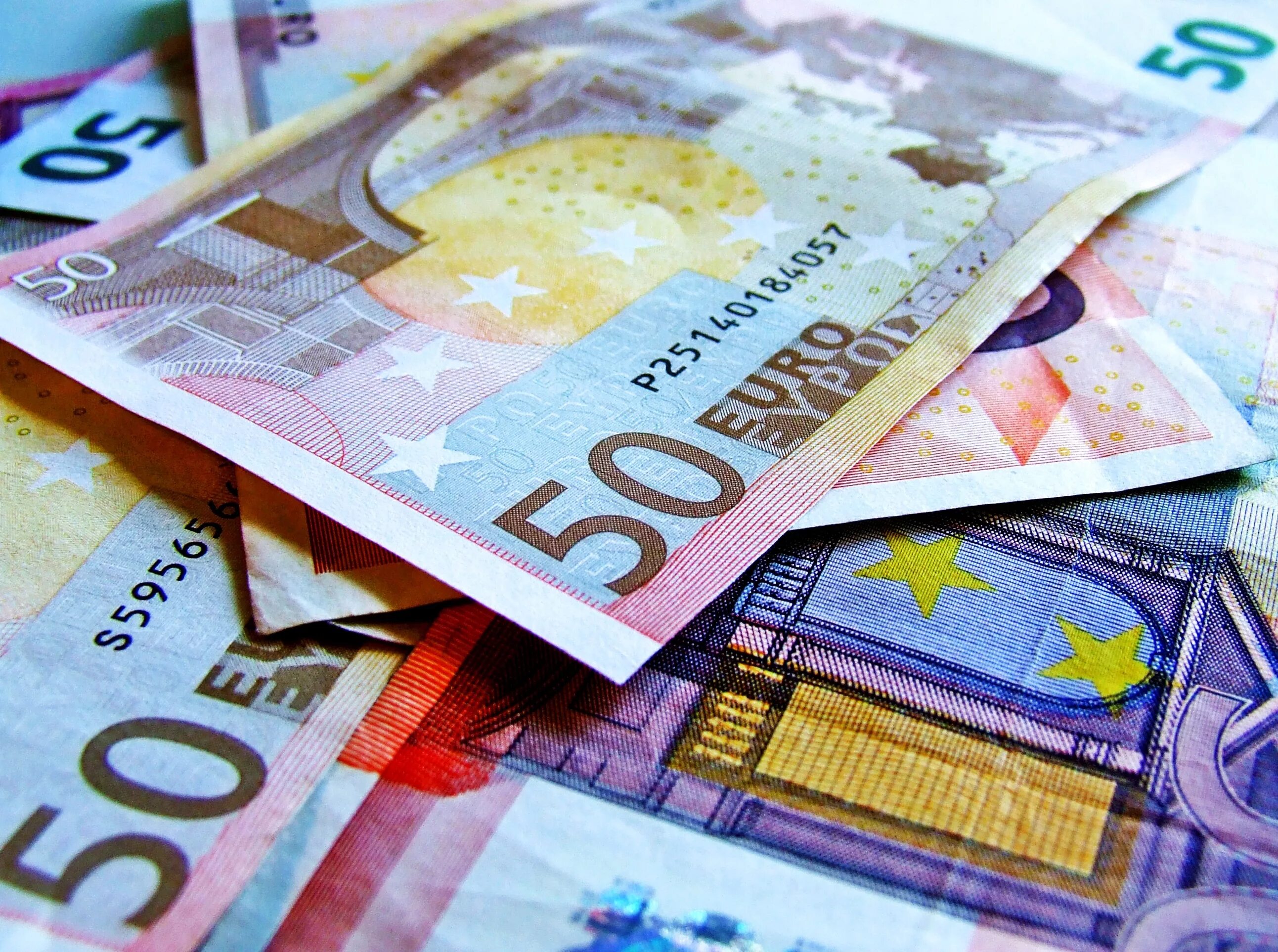 Евро валюта. Деньги евро. Купюры Евросоюза. Денежная валюта евро.