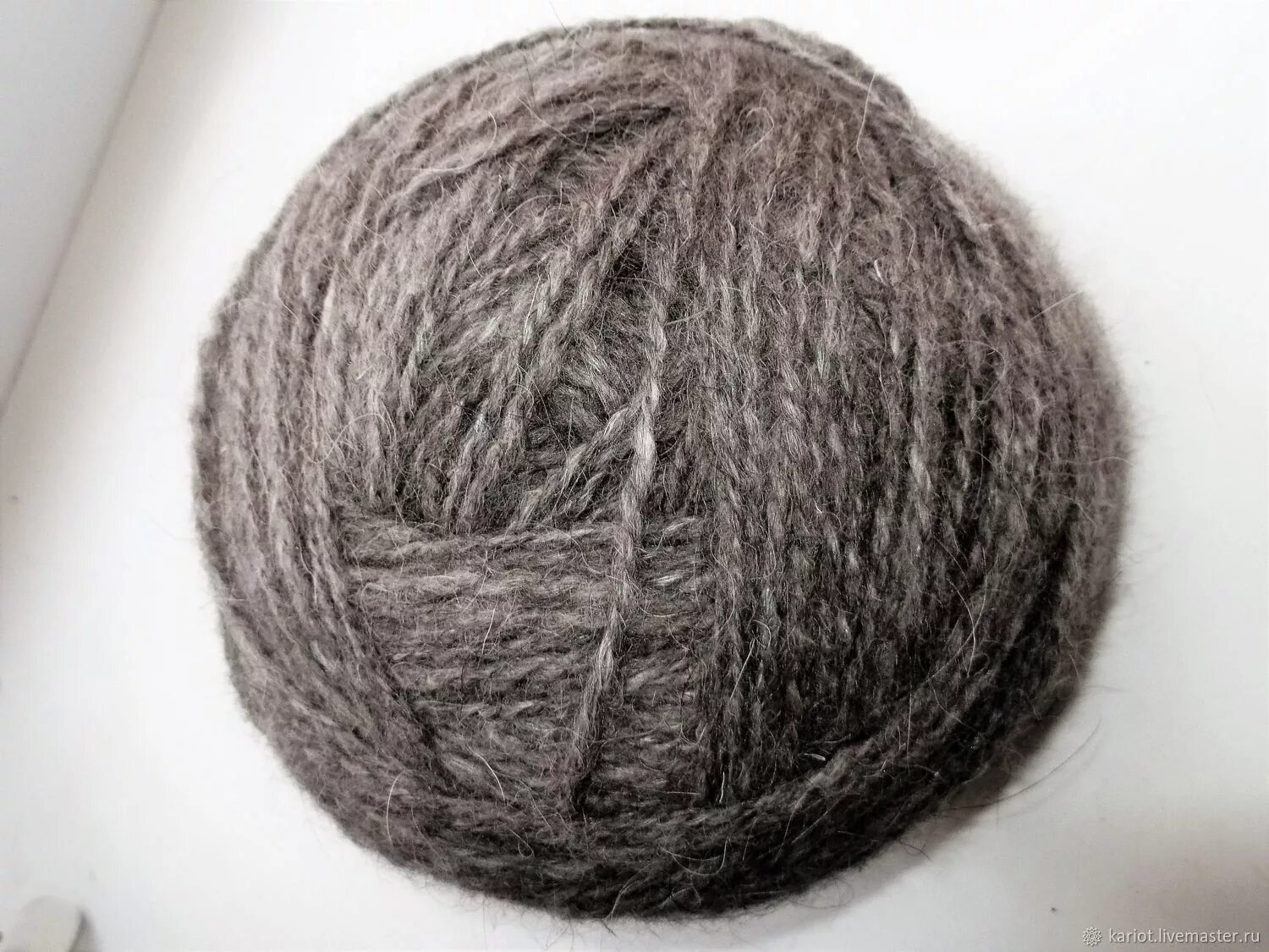 клубок ниток шерсти. оранжевые шерстяные нитки. пряжа это очень аратно. пряжа клубки 20 % шерсть 30 руб. вышивка шерстяными нитками.