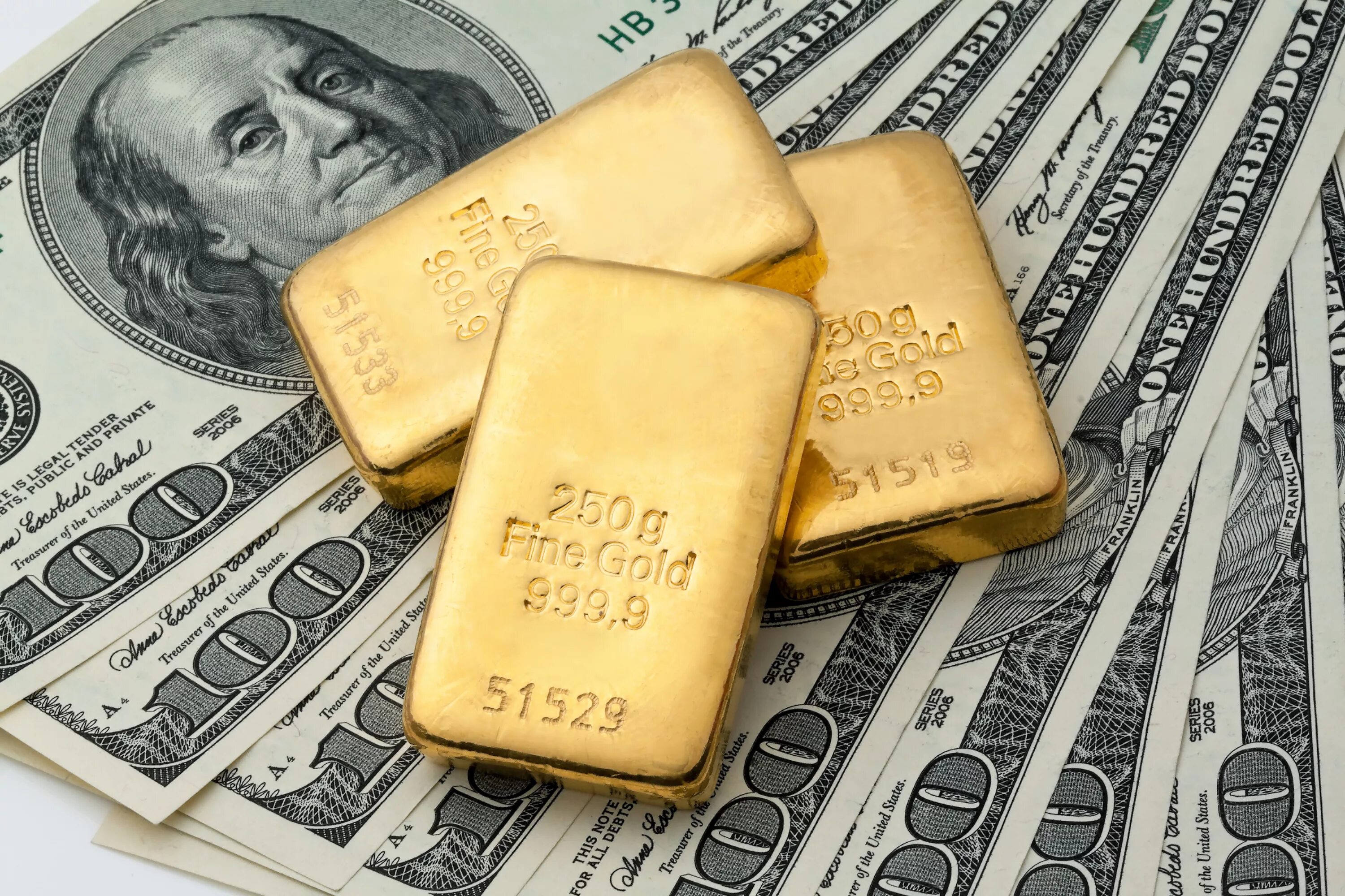 Слиток золота. Деньги золото. Золотые слитки и деньги. Слитки золота и доллары.