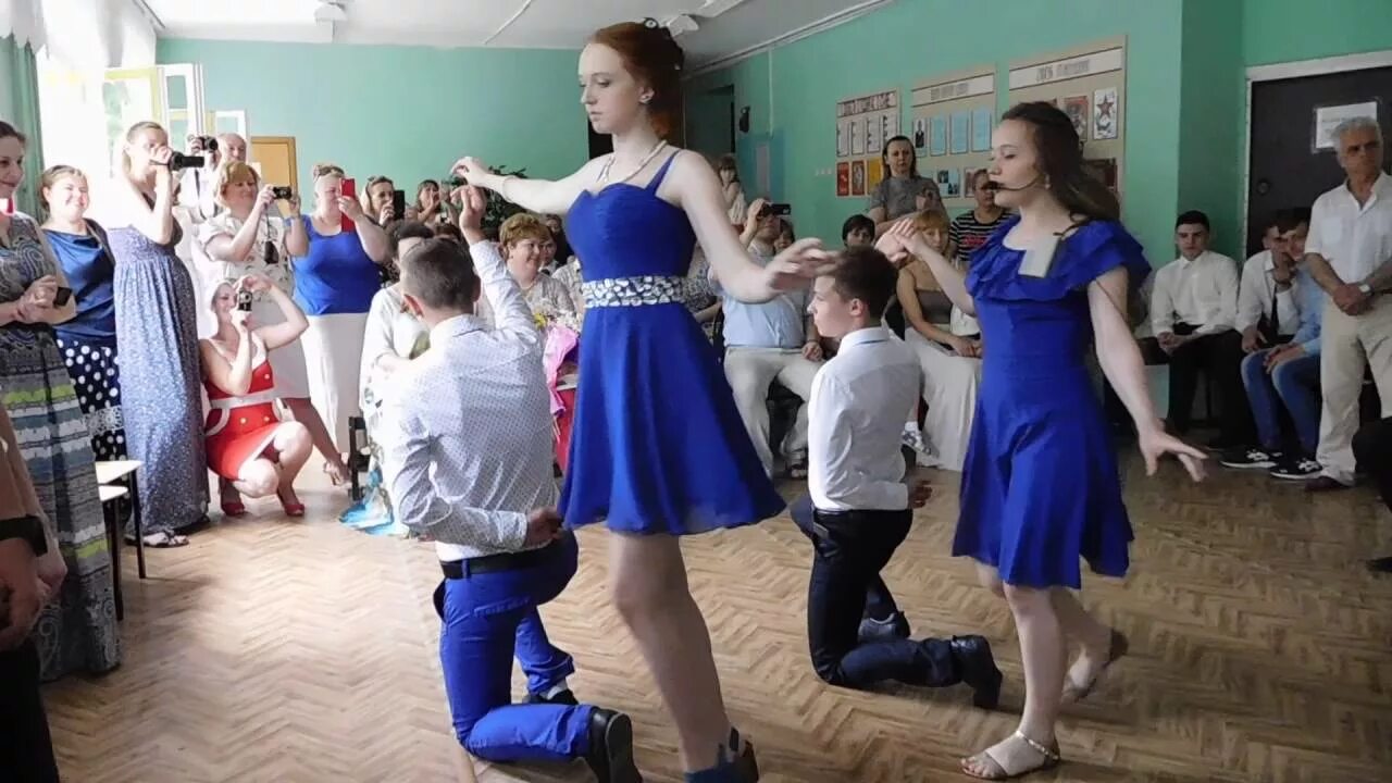 Вальс выпускников 9 класс. 9 классы танцуют вальс. 9 классы танцуют вальс. Вальс презентация. Выпускной бал школьников.