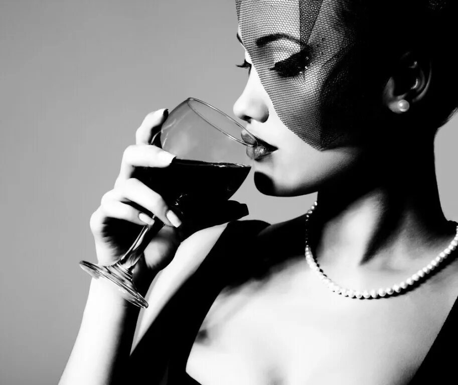 Твои губы вино. Женщина с вином. Девушка с бокалом вина. Дама с бокалом. Девушка в фужере.