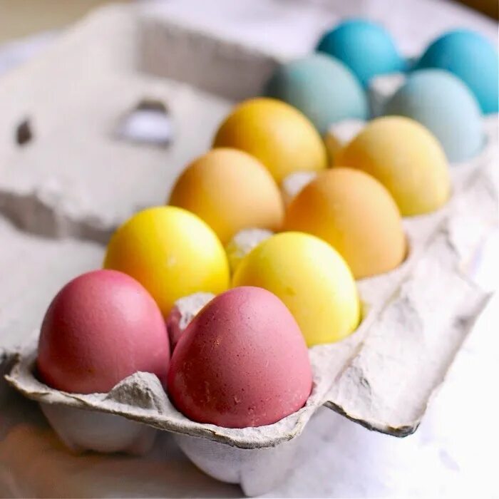 Какими цветами красить яйца. Натуральные красители для яиц. Яйцо Пасха. Крашение яиц. Краска для пасхальных яиц.