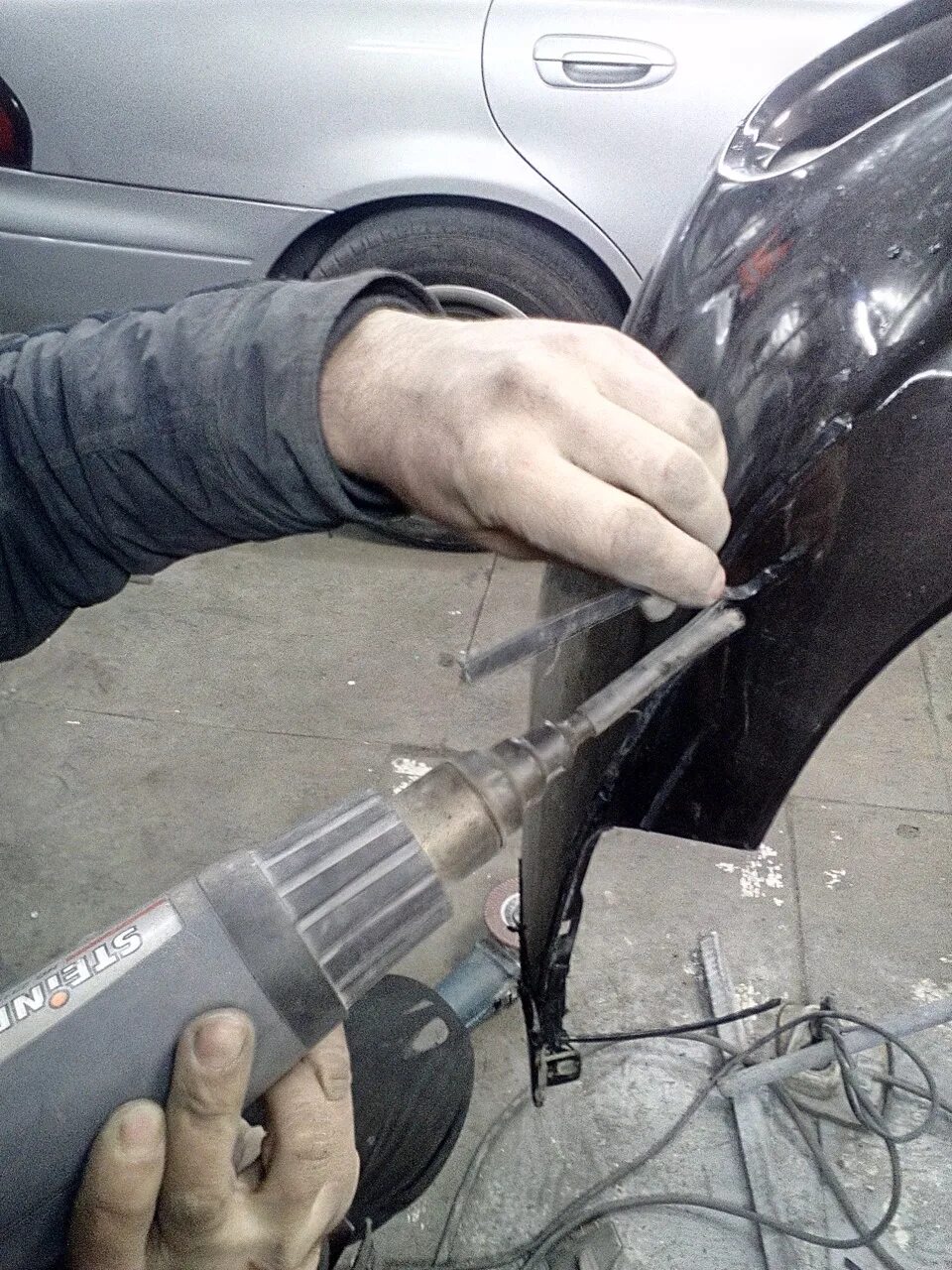 Материал для ремонта бампера е34. Сварка бампера автомобиля. Пластик для ремонта бампера. Инструмент для ремонта бамперов автомобиля.
