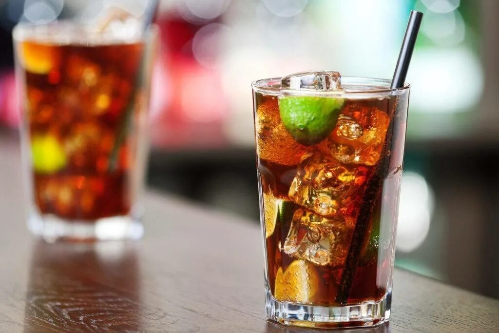 Куба либре коктейль. Куба либре коктейль. Куб либре. Куба либре коктейль состав. Ром куба либре.