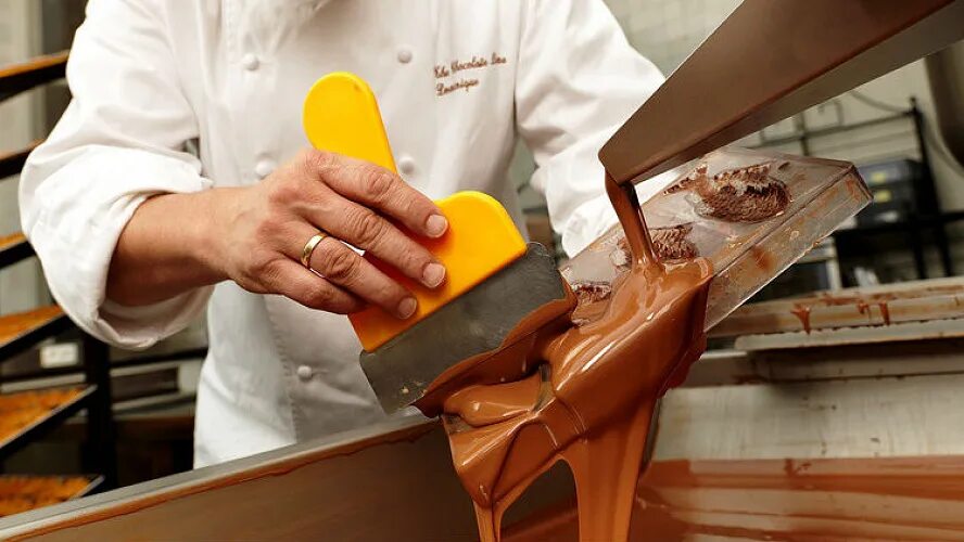 Технология шоколада. Формование шоколада на производстве. Процесс изготовления шоколада. Этапы изготовления шоколада. Цех для шоколатье.