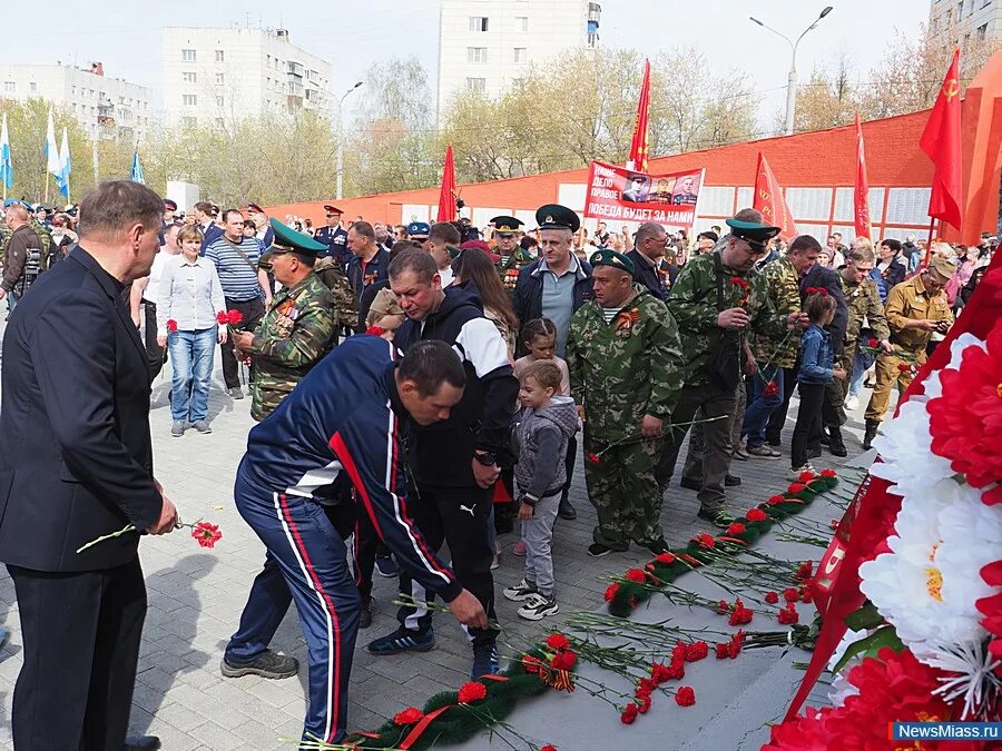 Миасс в память вк. Мемориал Миасс. День Победы Миасс. Миасс мемориал прощание. В память Миасс мемориал автозавод.