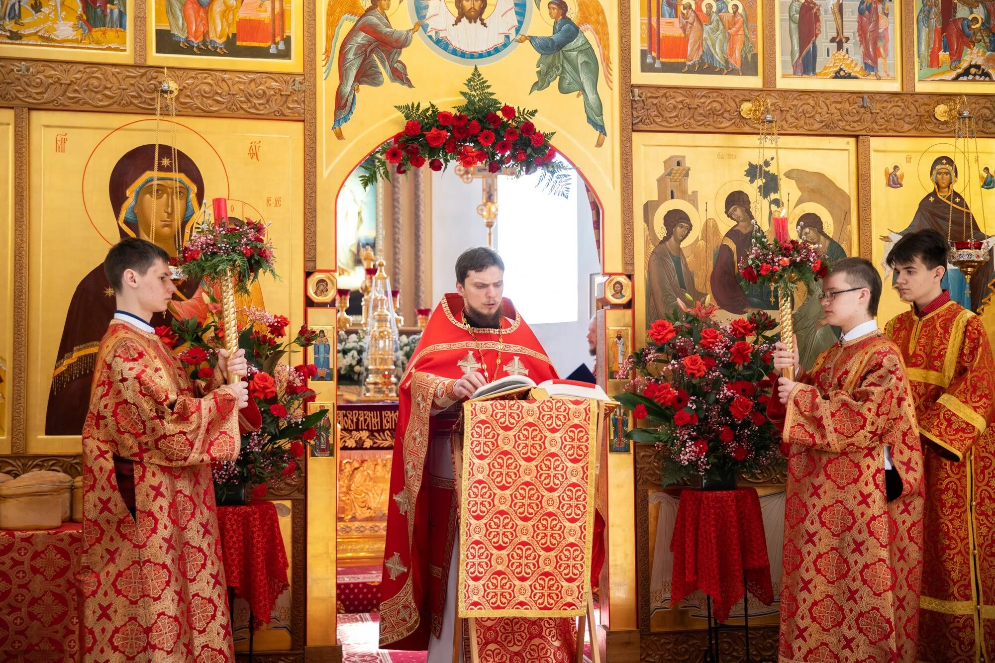 Служба в церкви королев. Крестный ход на рождество ночью. Троицкий храм в королеве служащие. Священномученик алексий рождественский, пресвитер. 12 февраля храме трех святителей.