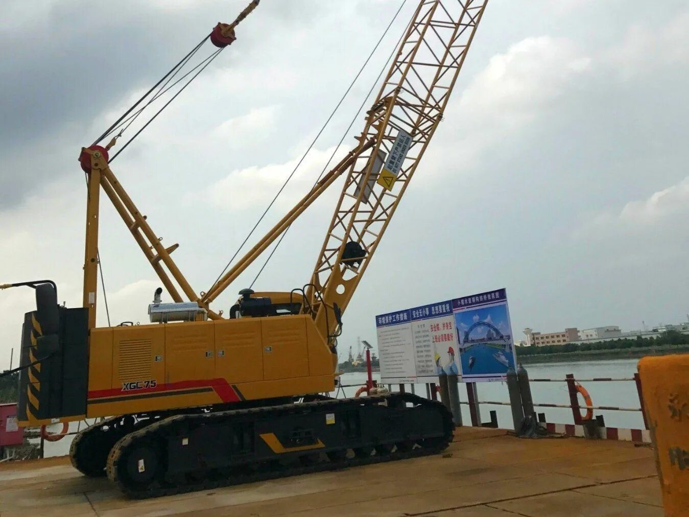 Гусеничный кран xcmg xgc75. Гусеничный кран xgc55. Кран manitowoc 8500 гусеничный. Xcmg xgc260. Техника гусеничный кран.