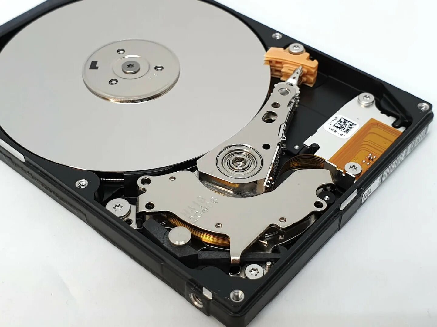 Жесткие диски отличия. Жесткий диск. Пластины жесткого диска. Устройство HDD. Внутренности HDD.