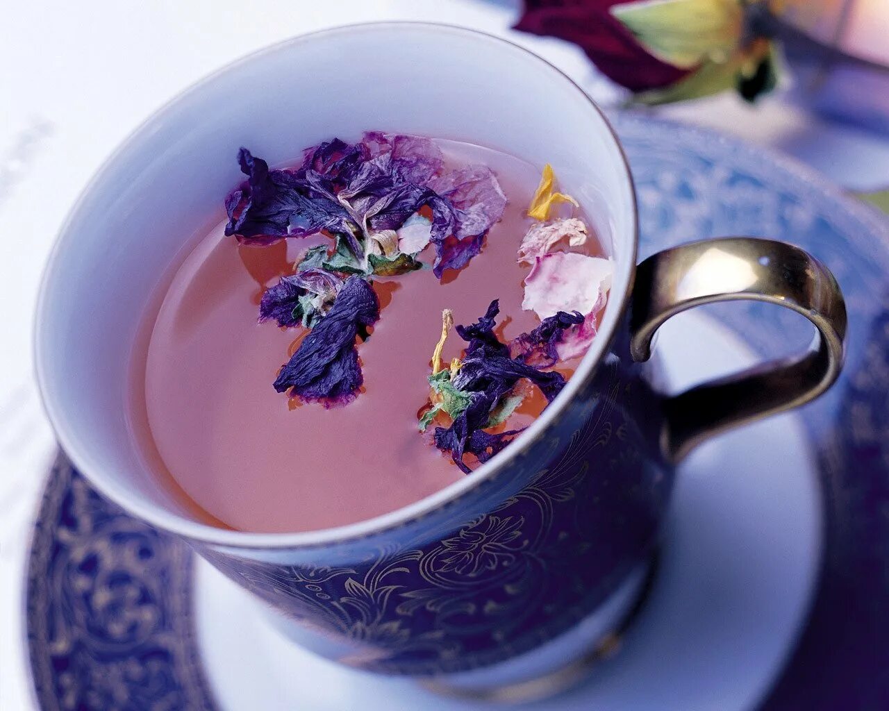 На утро растаял. Красивый чай. Цветочный чай. Фиолетовый чай. Сиреневый чай.