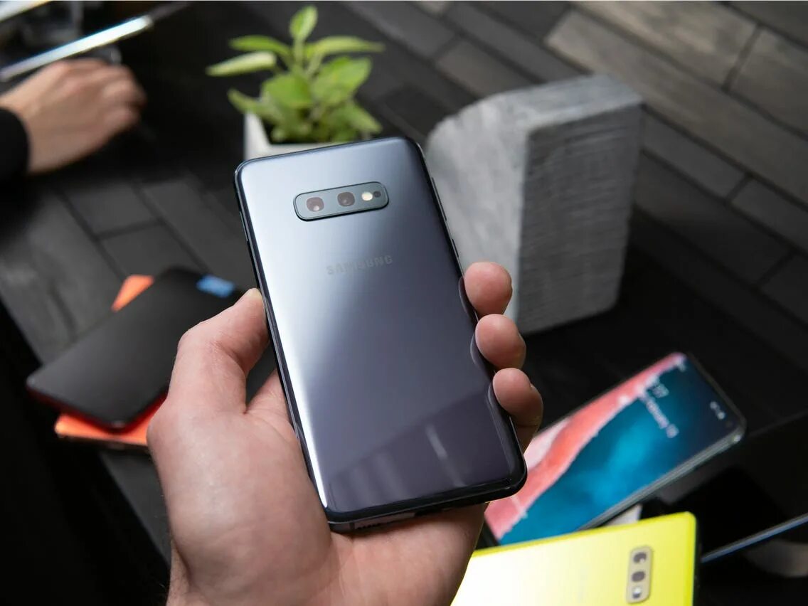 Samsung 10 e. Samsung Galaxy s10e. Samsung Galaxy s10 s10e. Samsung Galaxy s10e черный. Samsung s10 Black.