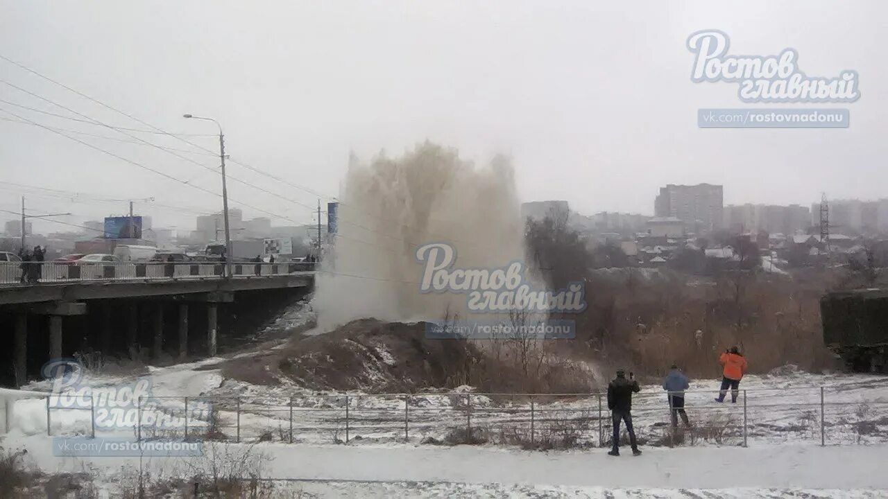 Столб воды 10 метров. Нижний Темерник на Северном. Фонтан столб воды Энгельса. Фонтан столб воды авария Энгельса Шувалово. Фонтан столб воды у метро Просвещения.