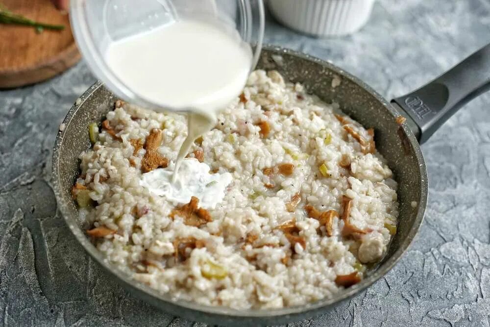 Куриные фрикадельки в сливочном соусе. Чикен фрикасе. Ризотто с грибами и куриной грудкой. Рис с курицей и подливкой. Рис в сливочном соусе на сковороде.