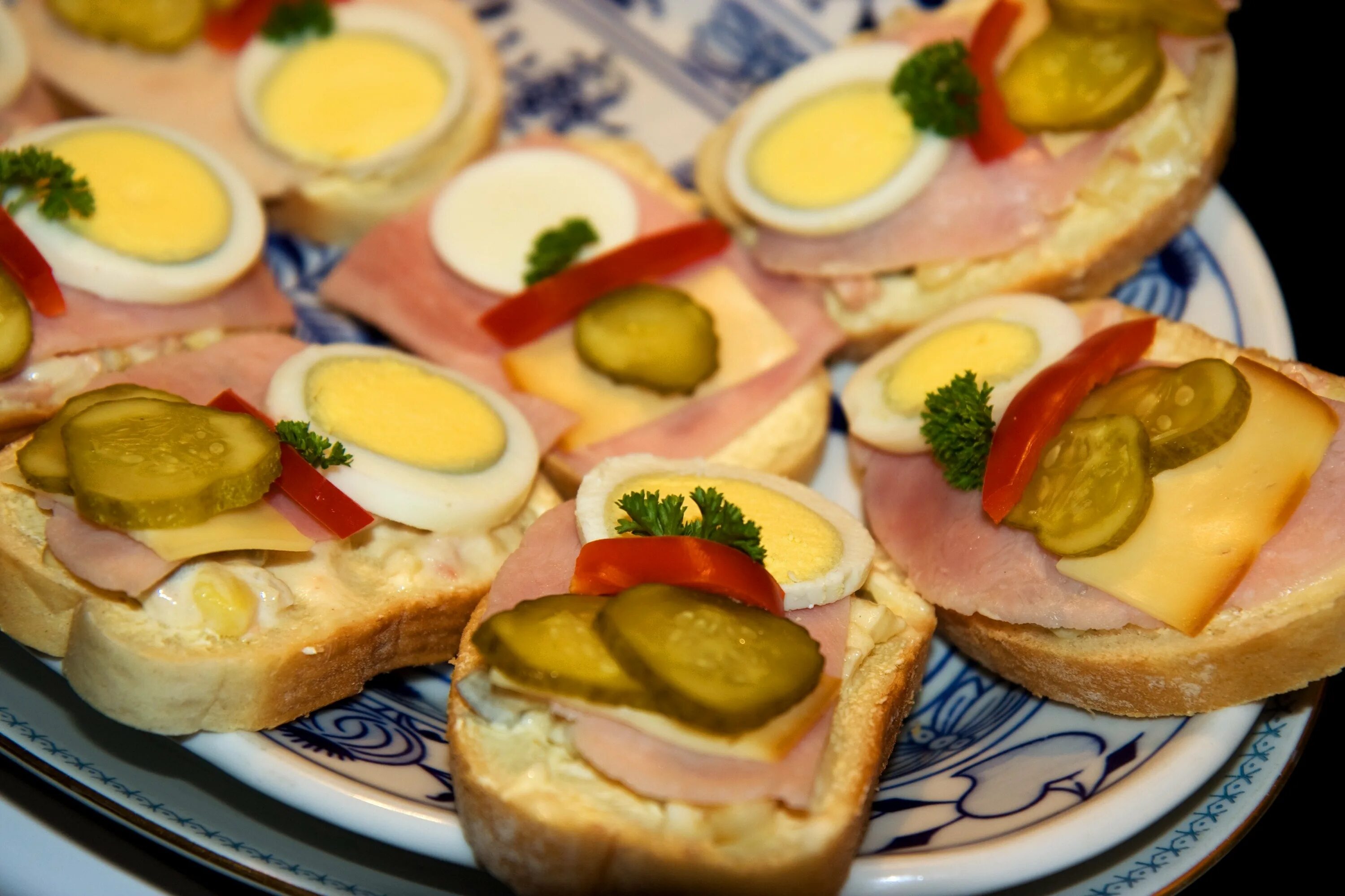 Какой вкусный бутерброд можно сделать. Красивые бутерброды. красивые бутерброды на праздничный стол. красивые бутерброды с колбасой. бутерброды с колбасой на праздничный стол.