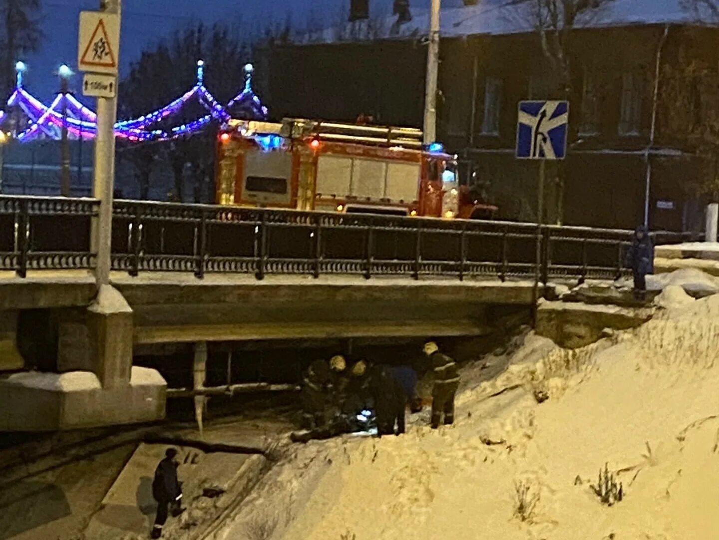 Подробности 1 1 сегодня. Мост. Упал мост в Москве. Человек около моста.