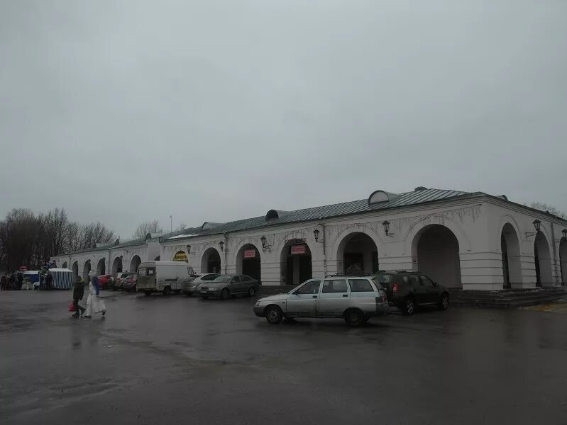 Верея торговые ряды. Верея площадь московская область. Верея площадь. Верея площадь. Верея центральная.