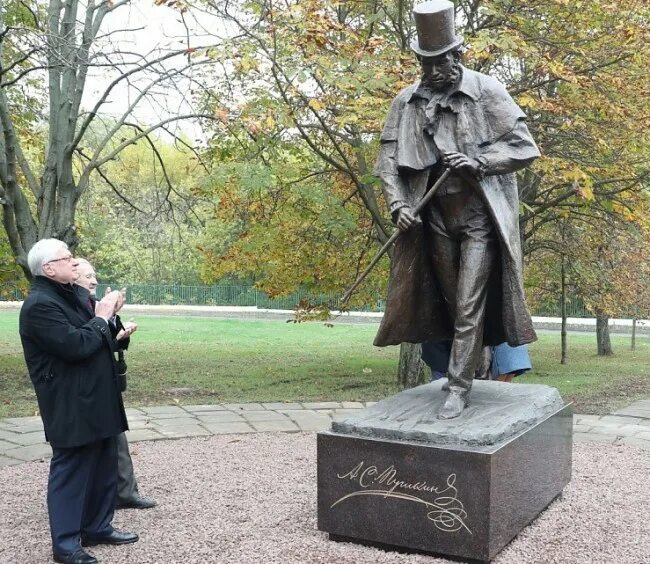 Открытие памятника пушкину во владимире. Памятник пушкину во владимире. Скульптор аникушин памятник пушкину. Бюст кутузова во владимире. Открытие памятника пушкину во владимире.