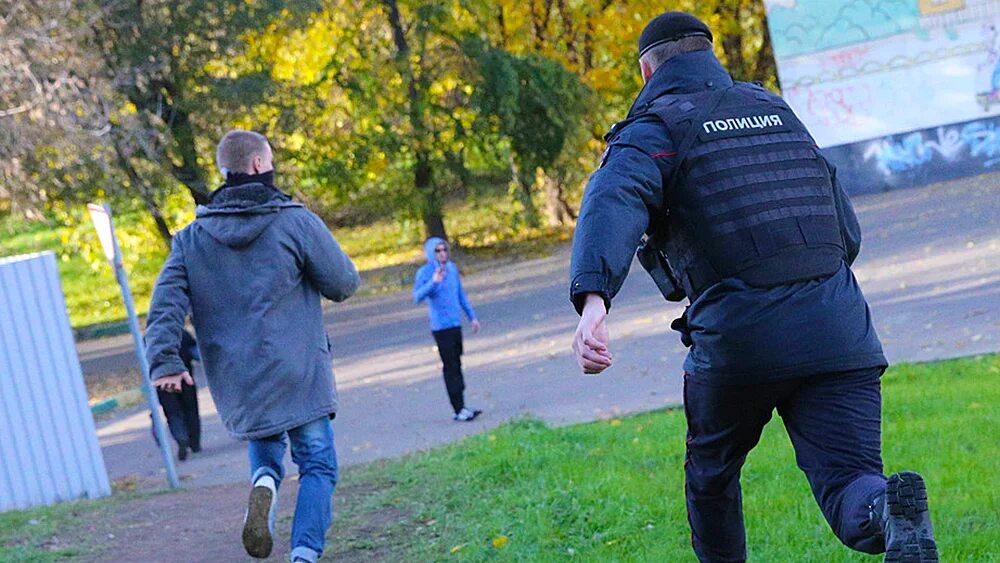 Гонимся за преступниками. Милиционер бежит. Полицейский бежит. Бежит от полиции.