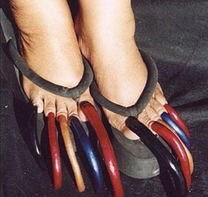 самые длинные ногти натногах. красивый педикюр. наращивание ногтей нанагах. прикольный педикюр. удлиненные ногти на ногах.