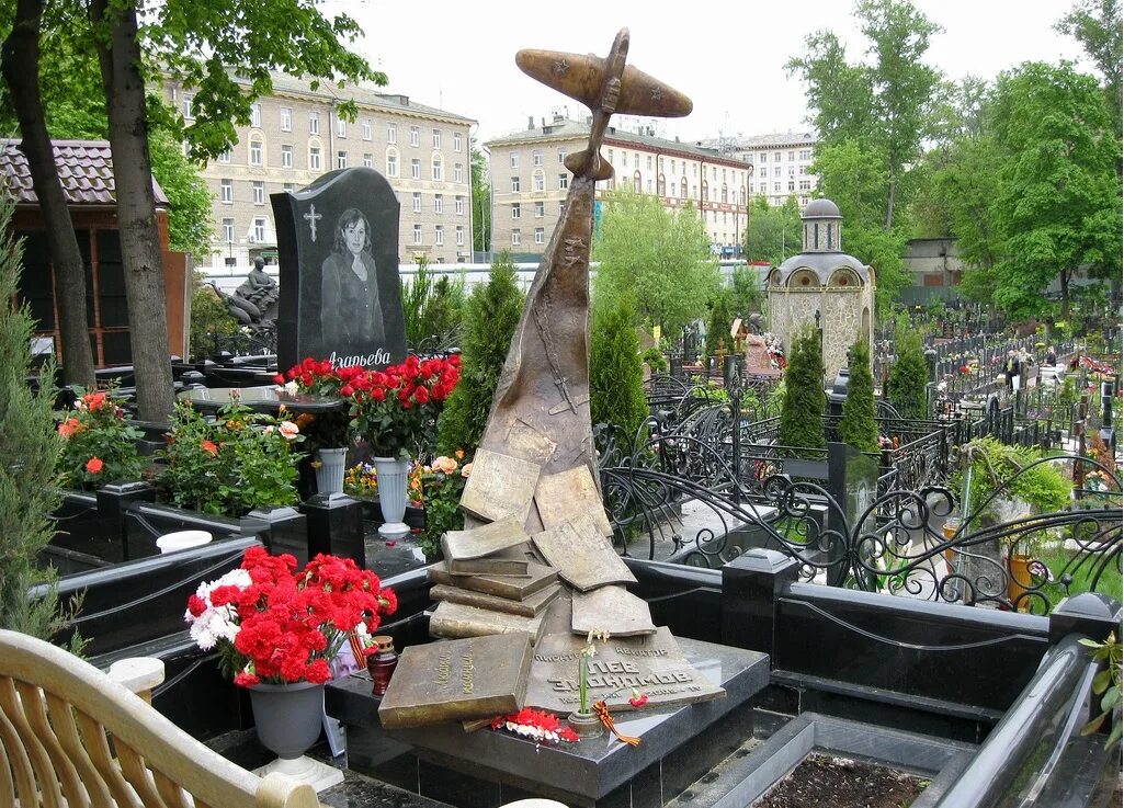 Кладбище вднх алексеевское. Братские могилы на преображенском кладбище. Захоронения москвы. Надгробия донской монастырь. Братская могила раевское кладбище.