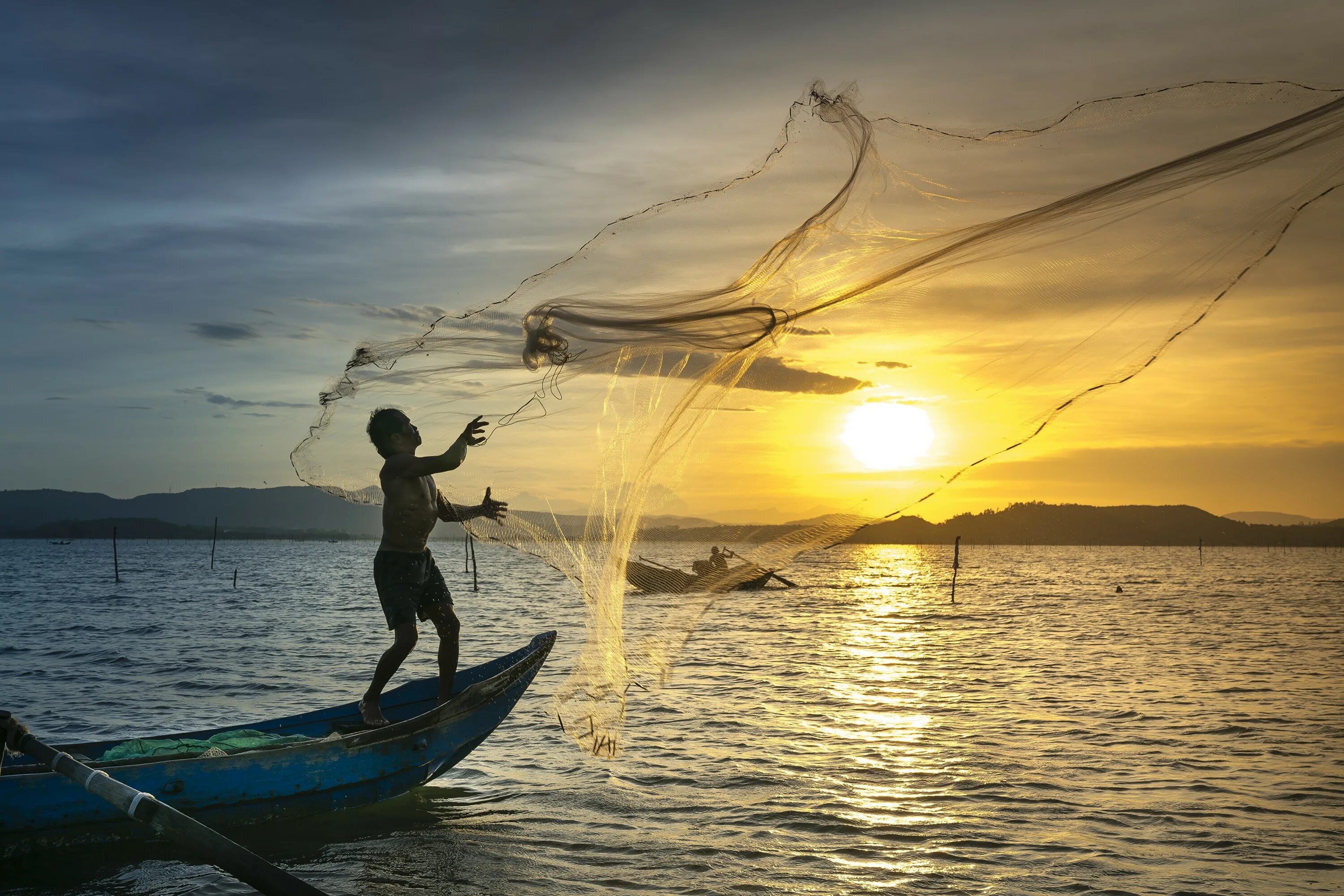 Fishing net перевод. Рыбак с сетью. Рыбаки в море. Рыбная ловля. Рассвет море Рыбак.