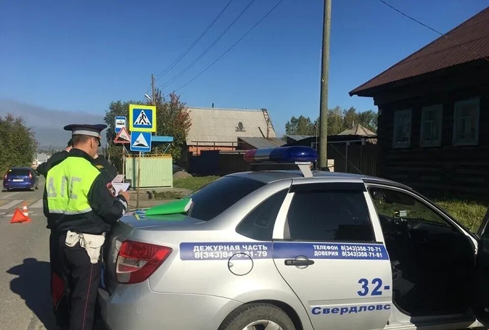 Гаишник остановил. Водители краснотурьинск. Инспектор дпс картинка. Работа водителем краснотурьинск. Наряд дпс.