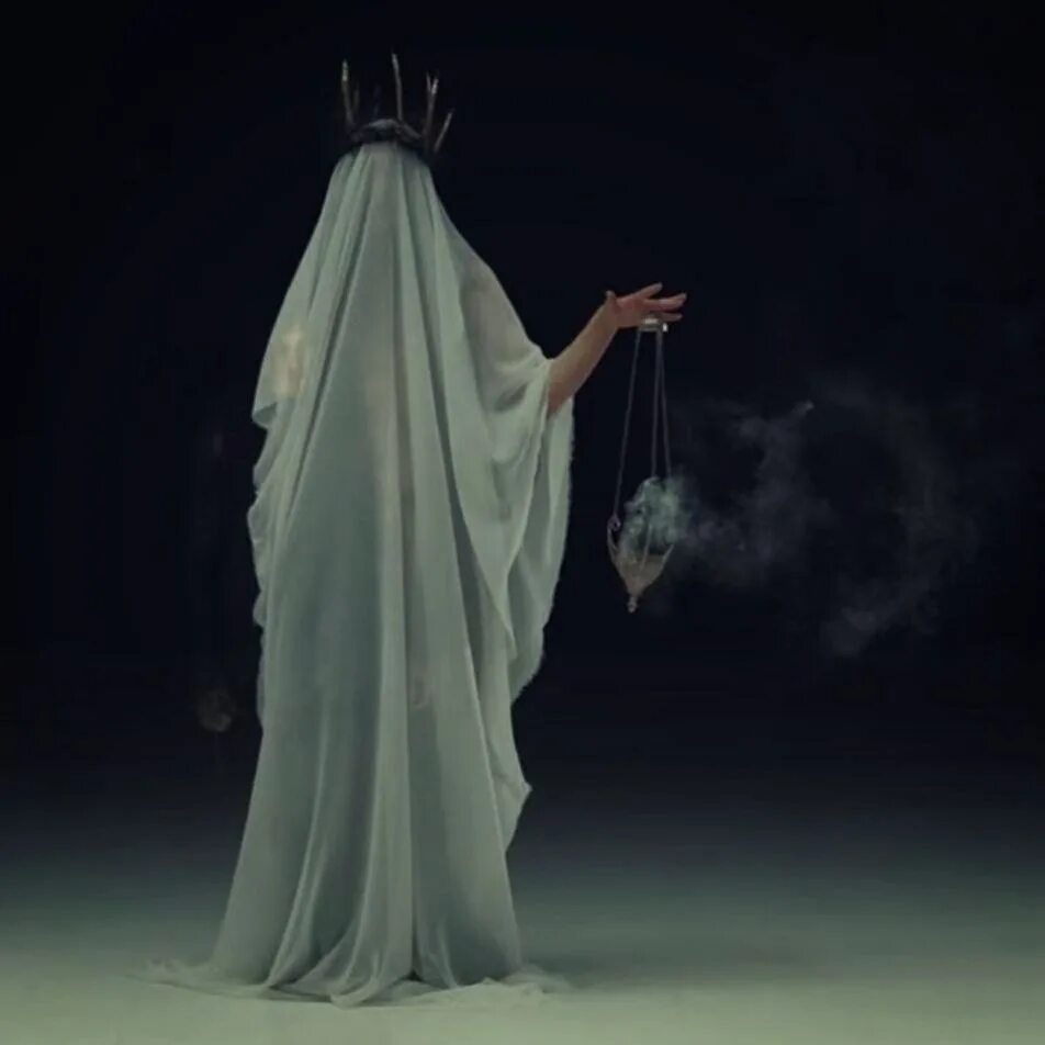 Bring me the horizon throne. Bmth Throne. Bring me the Horizon Throne обложка. Bring me the Horizon Throne кадры. Throne Song.