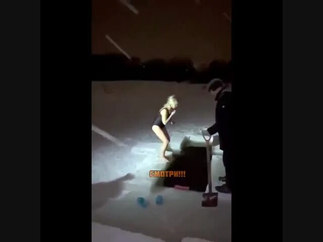 Женщина прыгнула в прорубь на крещение. Девушка прыгнула в лёд. Тело девушки которая прыгнула в прорубь. Девушка прыгает в прорубь. Утонувшей в проруби в ленобласти.