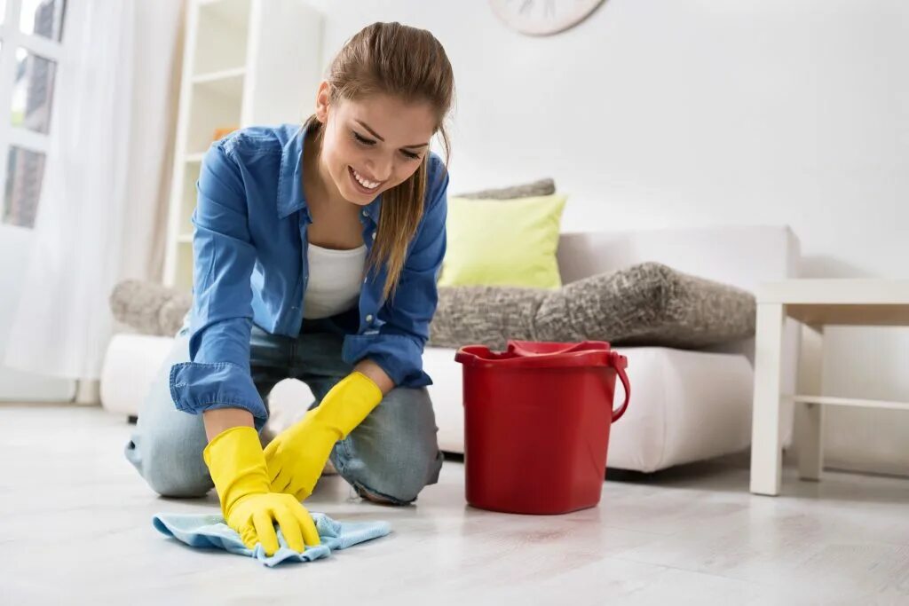 Woman cleaning. Убираться в доме. Женщина убирается. Девушка убирается в доме. Уборка в доме.