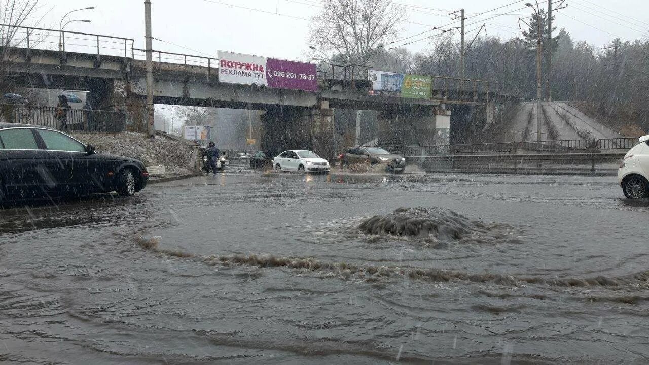 Потоп в Киеве. Киев затапливает. Прорыв канализации в Киеве. Киев метро затопило. Затопит ли вокзал