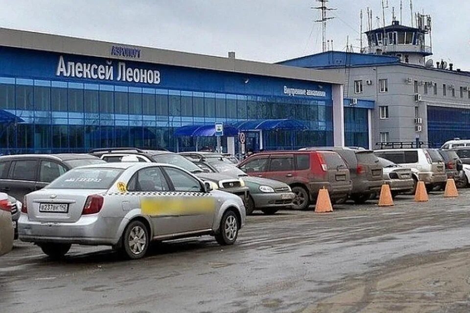 Стоянка аэропорт кемерово. Стоянка аэропорт кемерово. Стоянка аэропорт кемерово. Паркинг у аэропорта новосибирск. Аэропорт махачкала парковка.