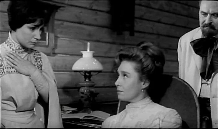 Дачные войны. Дедушка в огороде. Москва слезам не верит фильм 1979 гурин. Дачники 1966 руфина нифонтова. Дачники фильм 1966 быстрицкая.