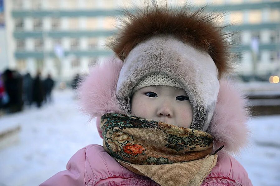 Якуты зимой. Якутские дети. Якутские дети зимой. Зимний наряд якутки.